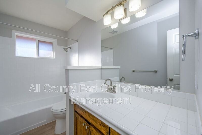 1204 Baker St - Photo 4 of 18