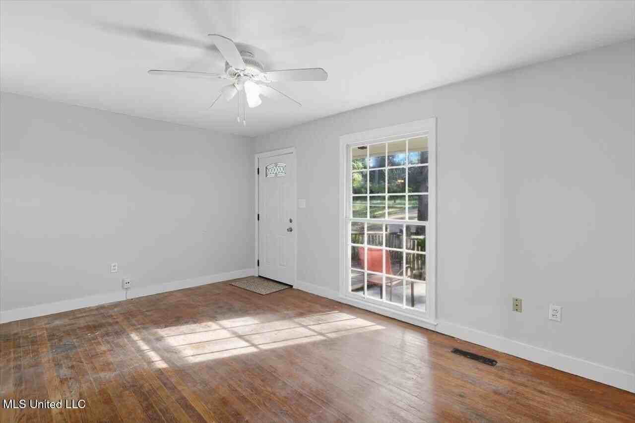 211 West Lakeview Drive - Photo 7 of 26