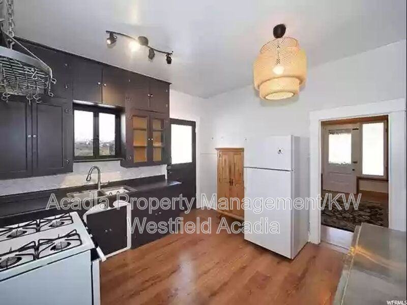 620 S St #A - Photo 3 of 50