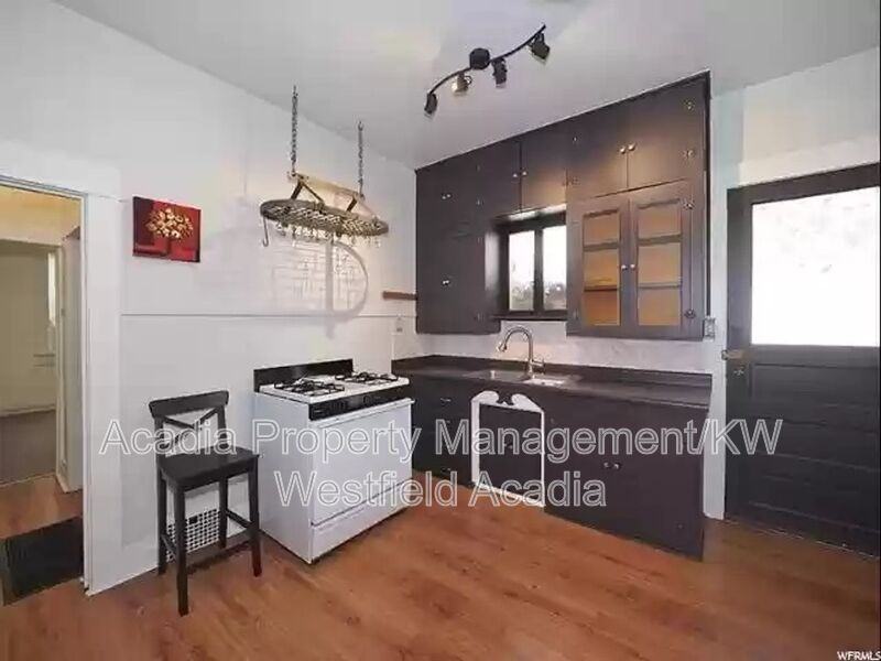 620 S St #A - Photo 5 of 50