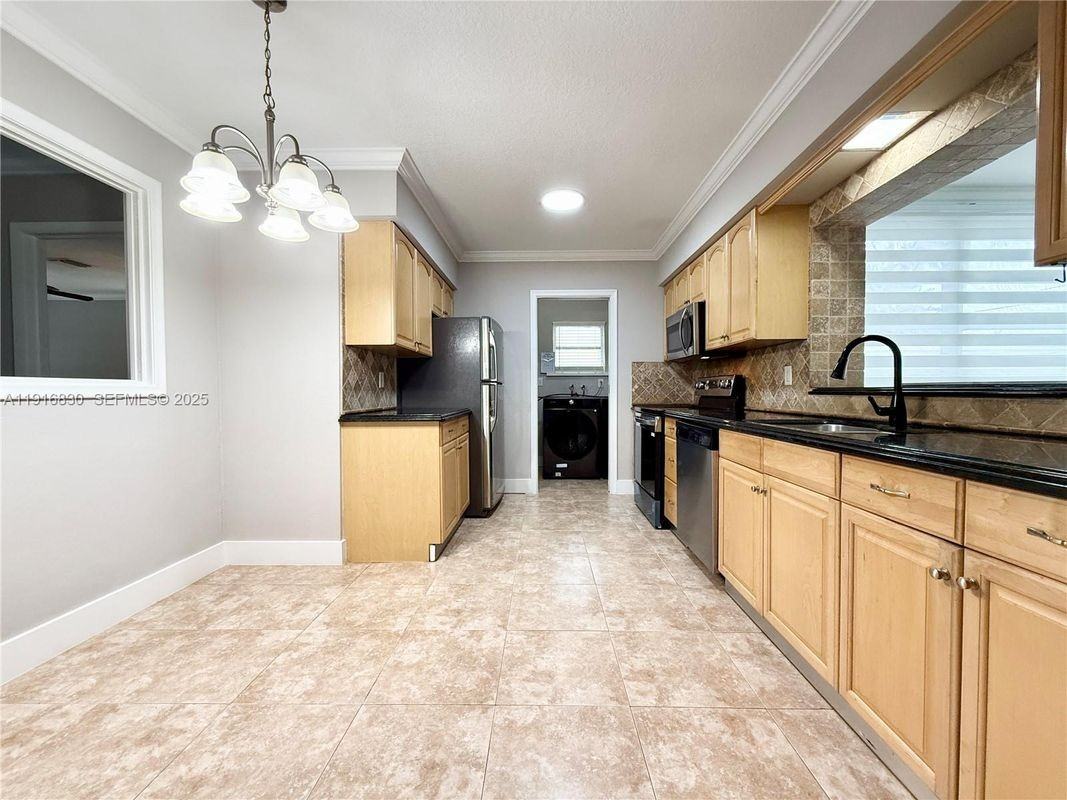 216 Southeast 5th Street - Photo 5 of 27