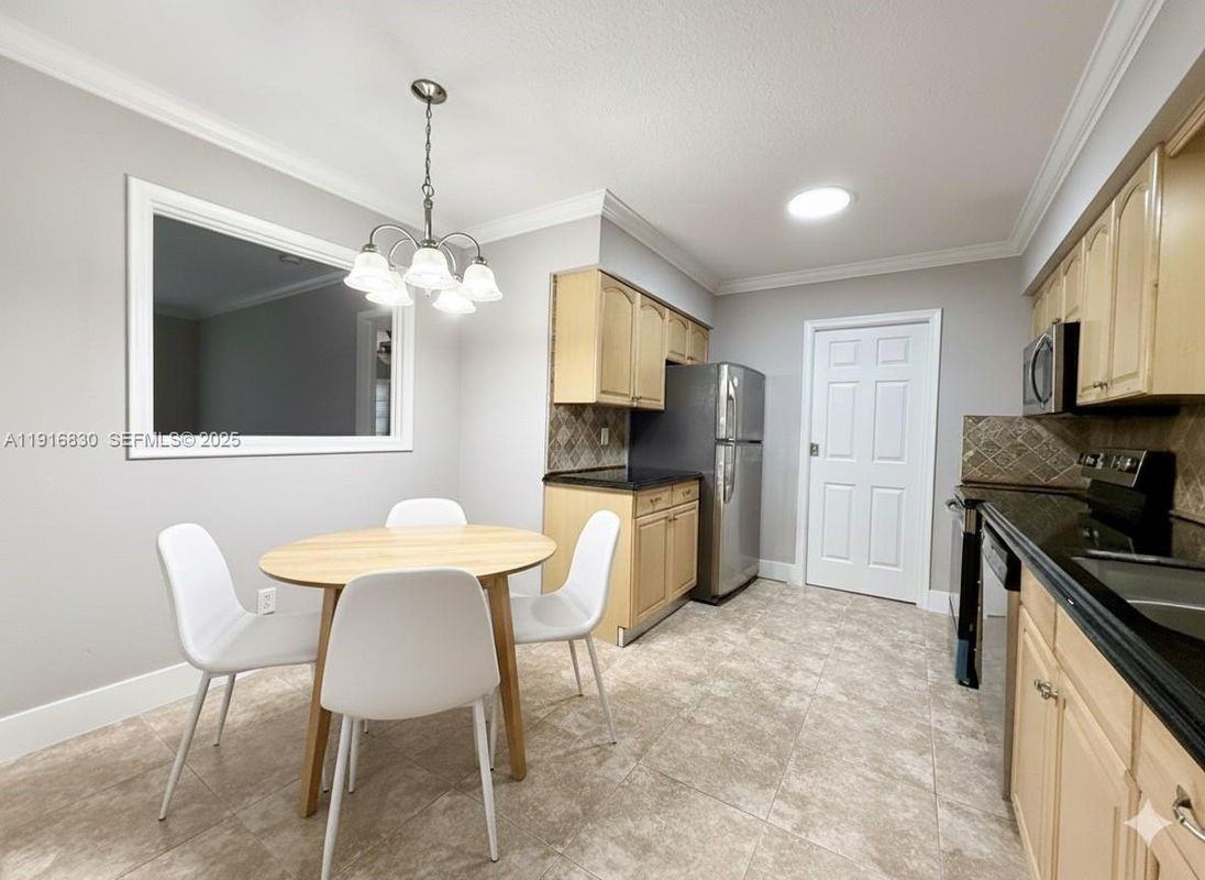 216 Southeast 5th Street - Photo 6 of 27