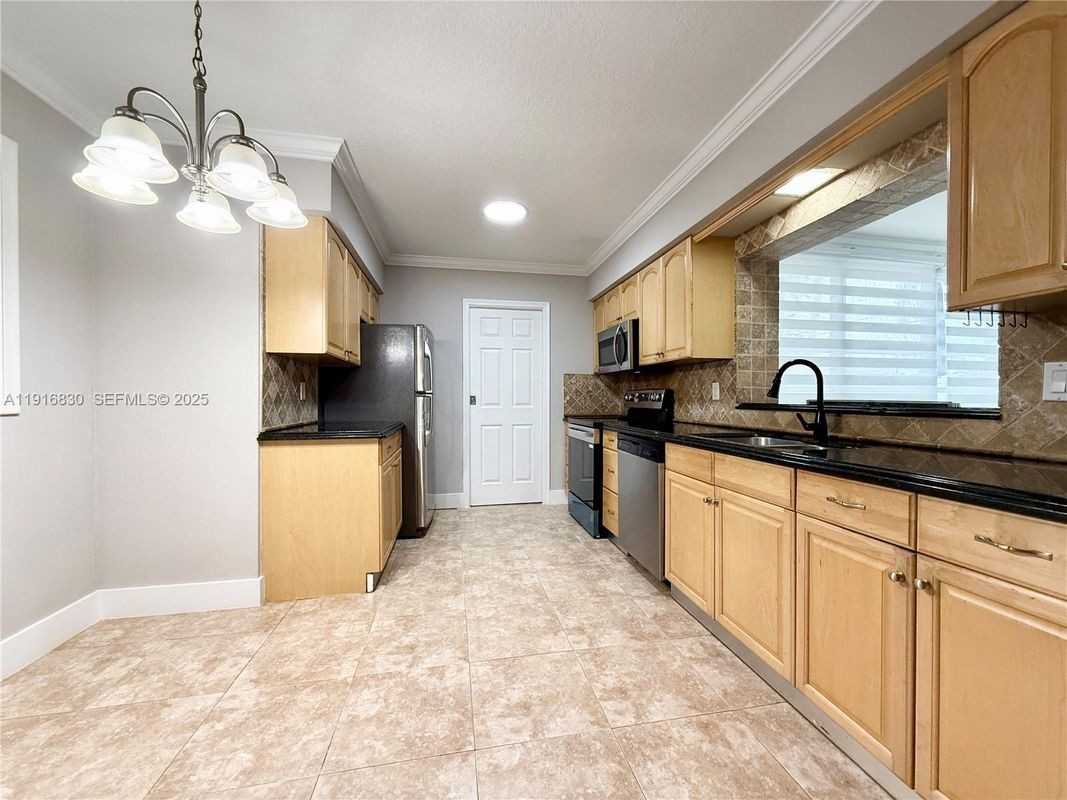 216 Southeast 5th Street - Photo 7 of 27