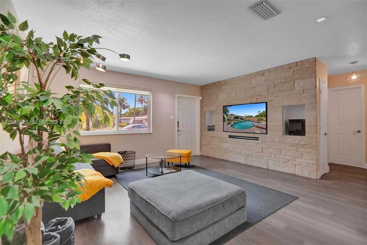 1773 Sw 28th Way - Photo 3 of 24