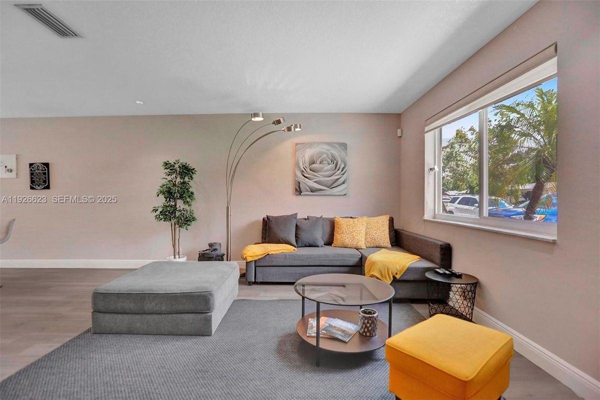 1773 Sw 28th Way - Photo 4 of 24