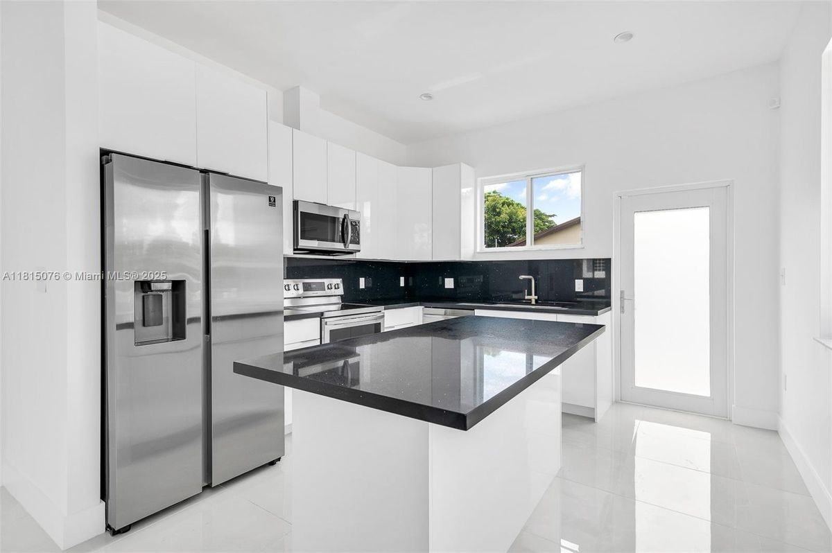 785 Southwest 7th Avenue - Photo 2 of 8