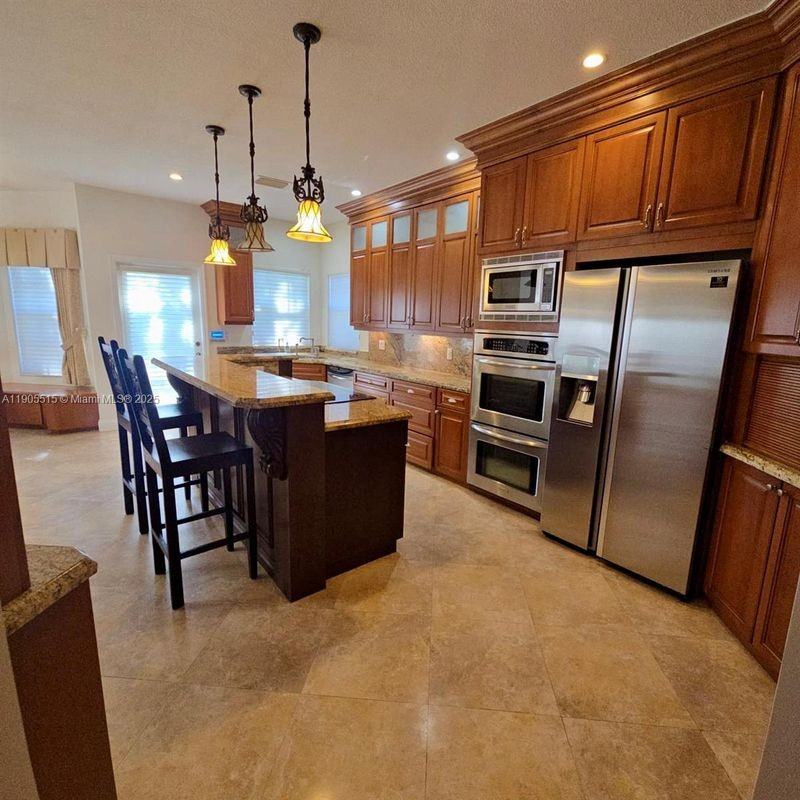 2136 Nw 4th St - Photo 3 of 7