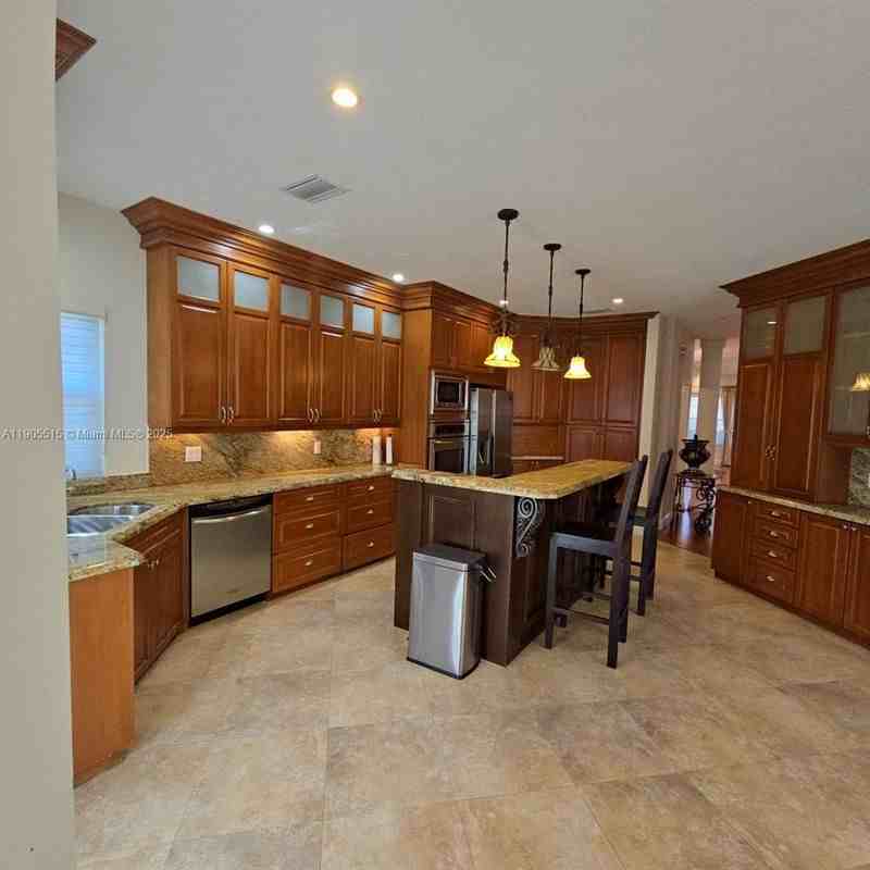 2136 Nw 4th St - Photo 4 of 7