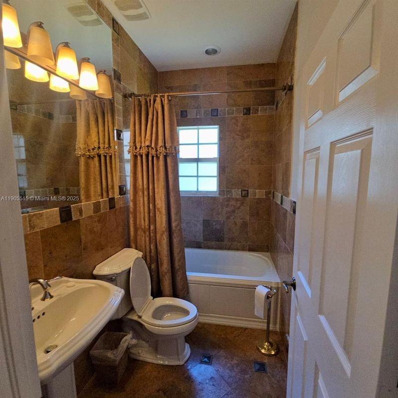 2136 Nw 4th St - Photo 5 of 7