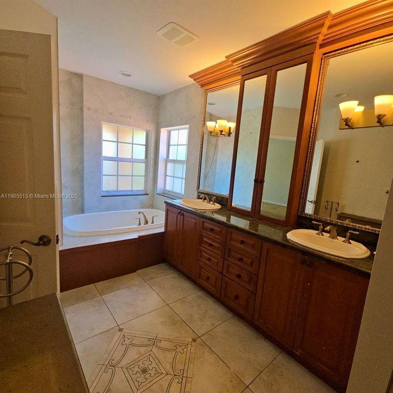 2136 Nw 4th St - Photo 6 of 7