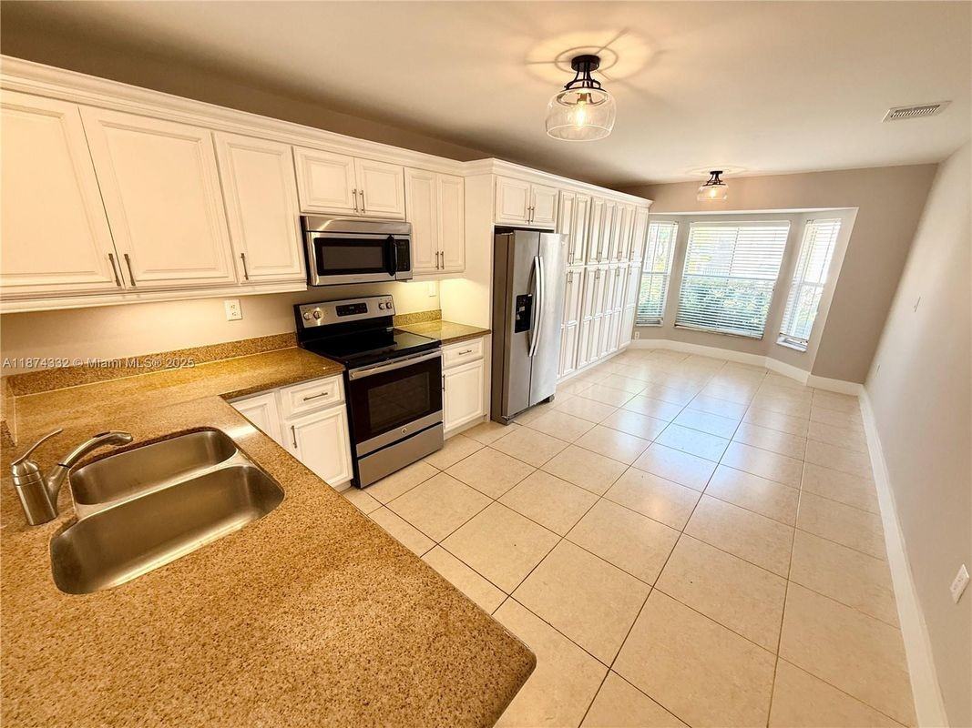 1140 Oysterwood St - Photo 5 of 10