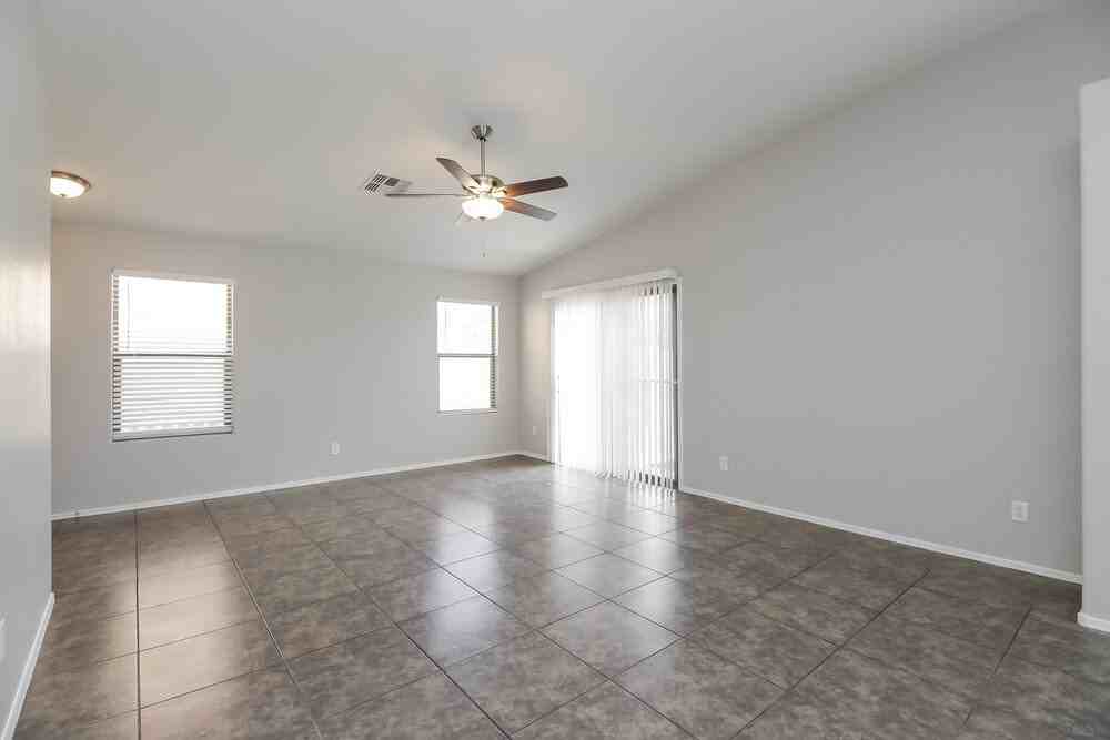 5727 S 17th Ave - Photo 3 of 16