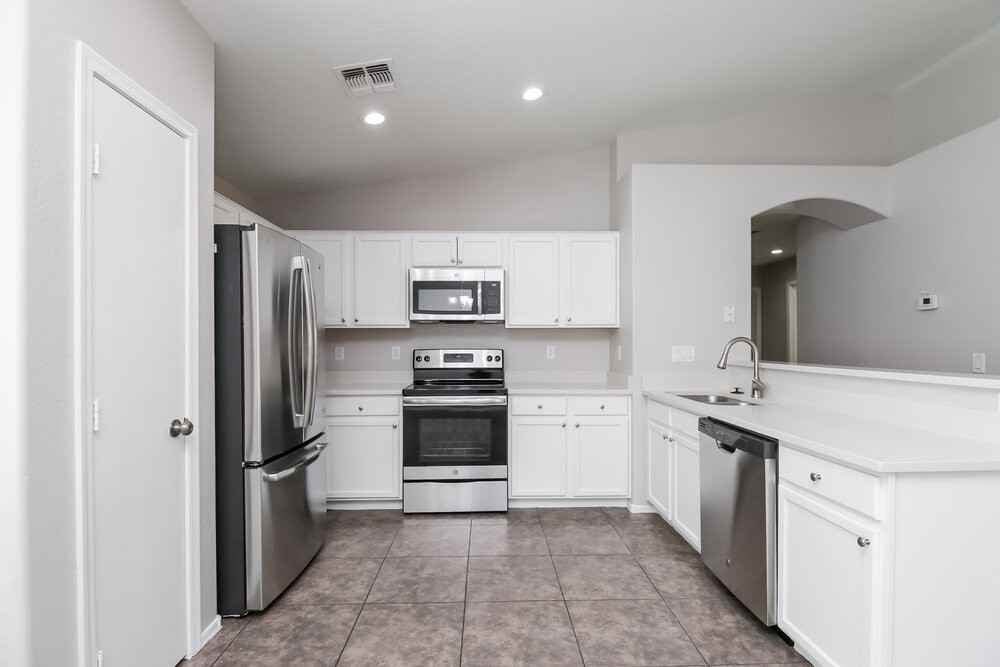 5727 S 17th Ave - Photo 7 of 16