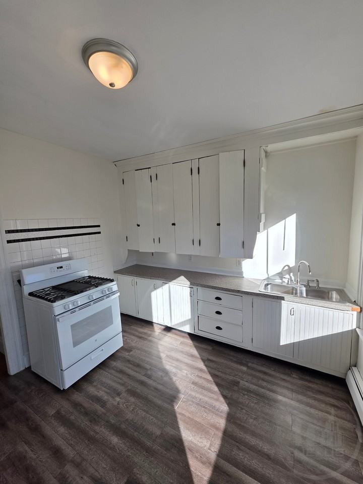 206 Adelaide Ave - Photo 6 of 11