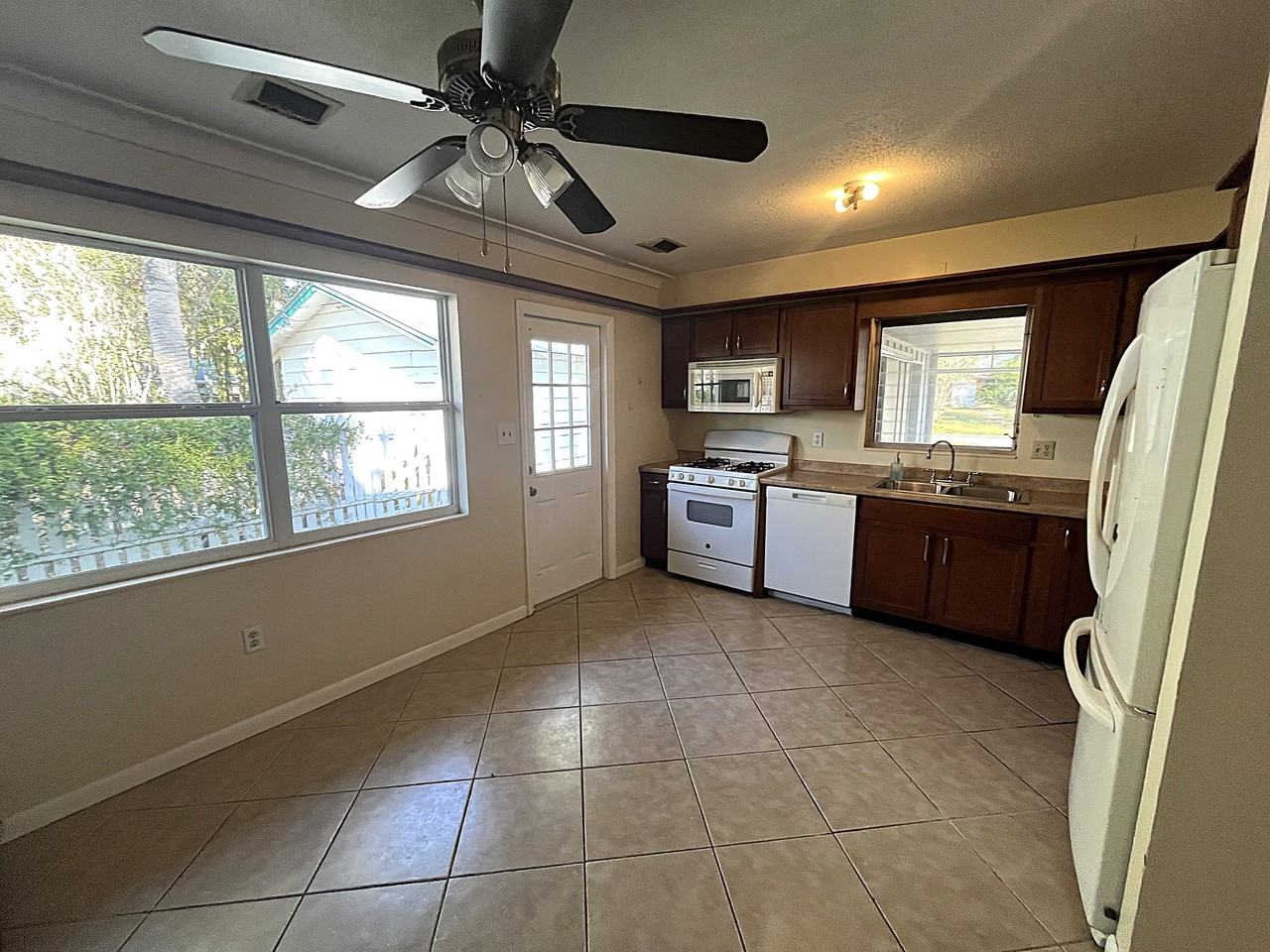 1935 Edgewater Dr - Photo 2 of 15