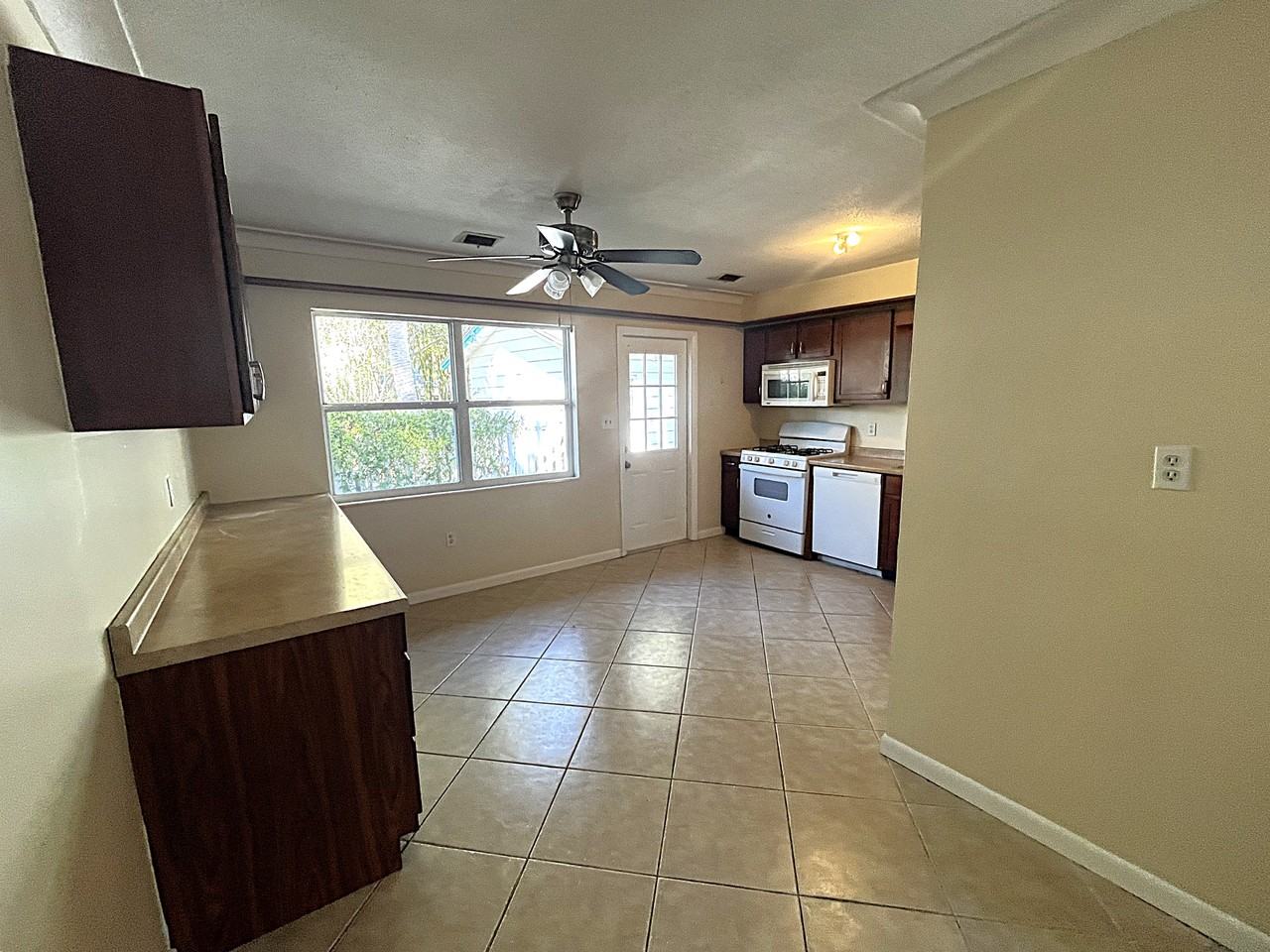 1935 Edgewater Dr - Photo 3 of 15