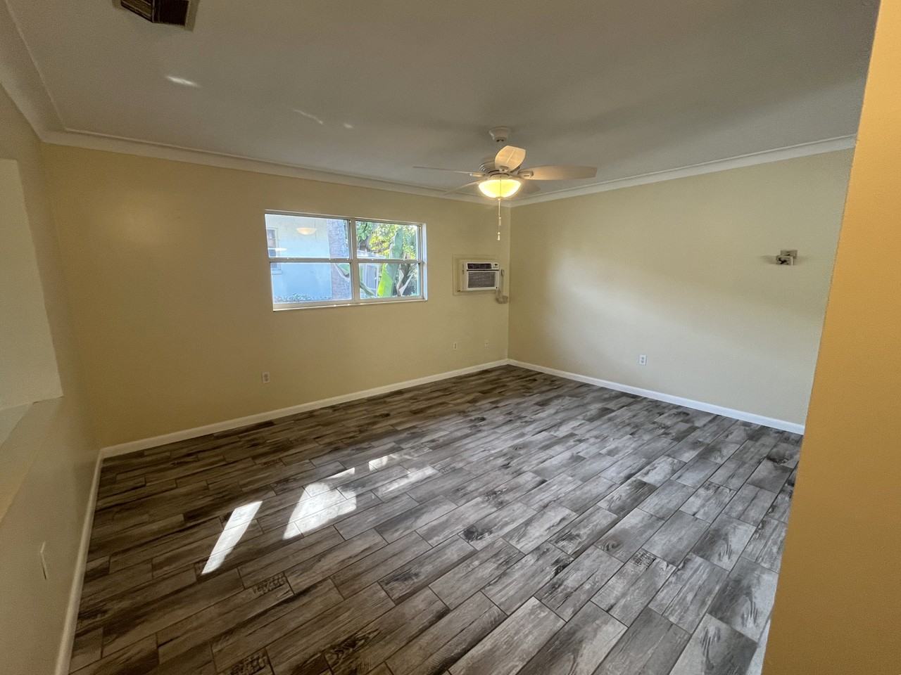 1935 Edgewater Dr - Photo 4 of 15