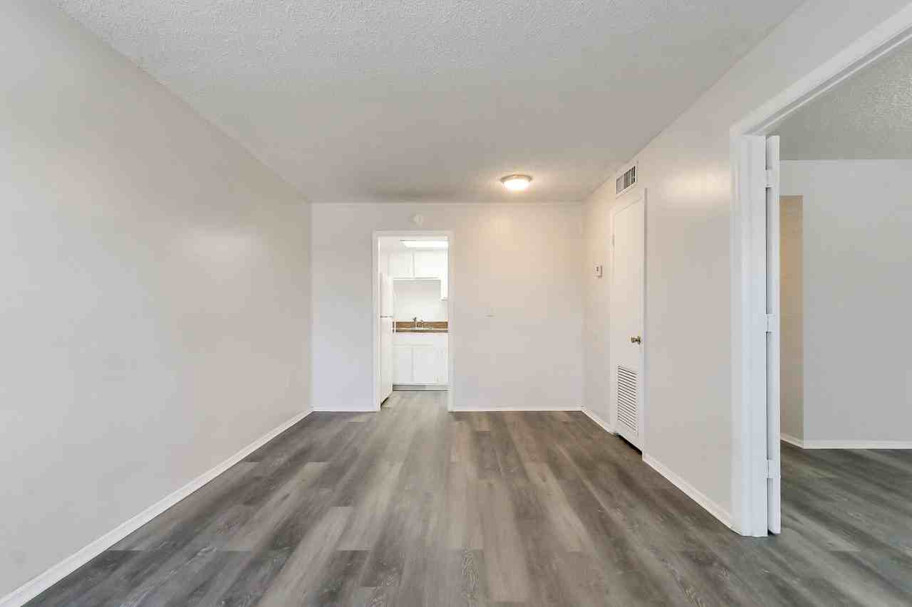 452 Banyon Tree Cir #202 - Photo 4 of 15