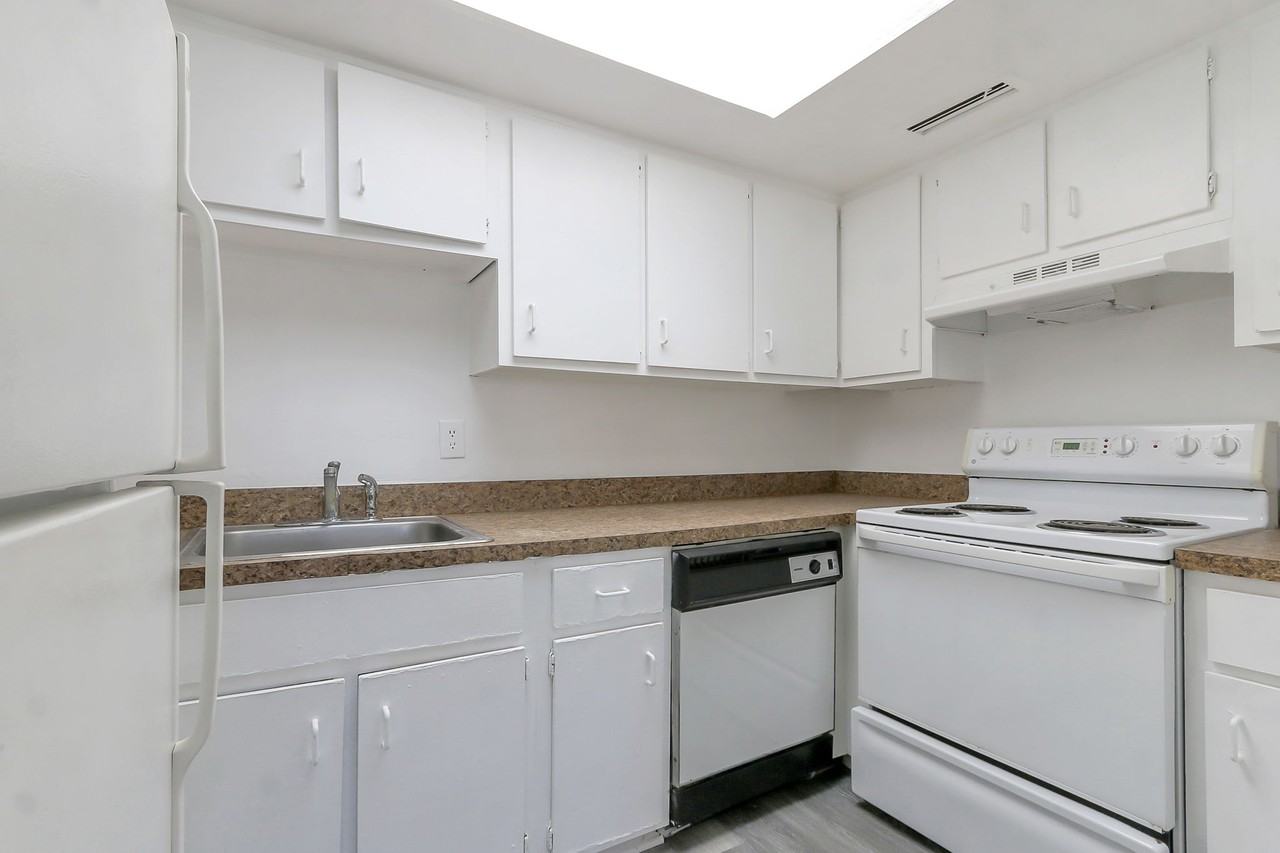 452 Banyon Tree Cir #202 - Photo 6 of 15