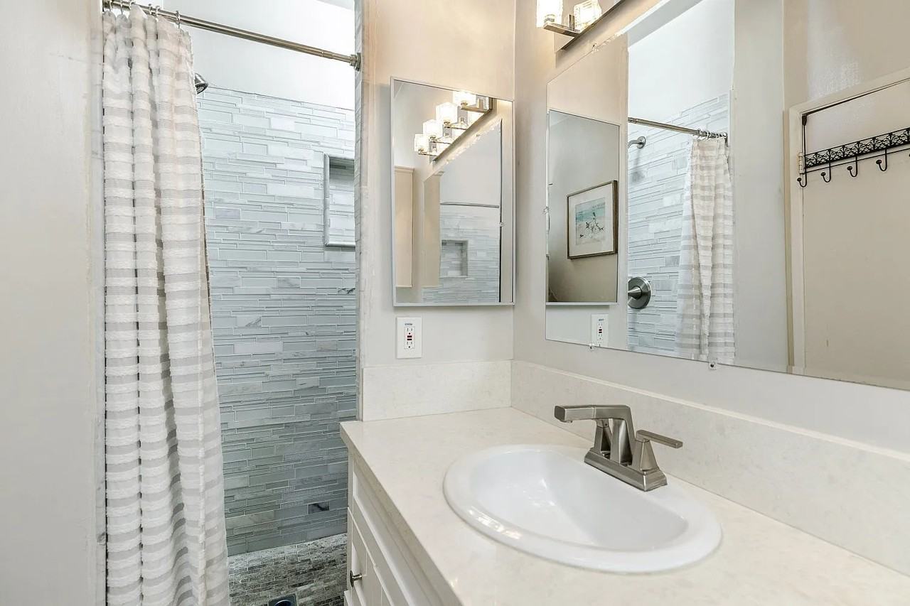 1818 Kelton Ave - Photo 3 of 6