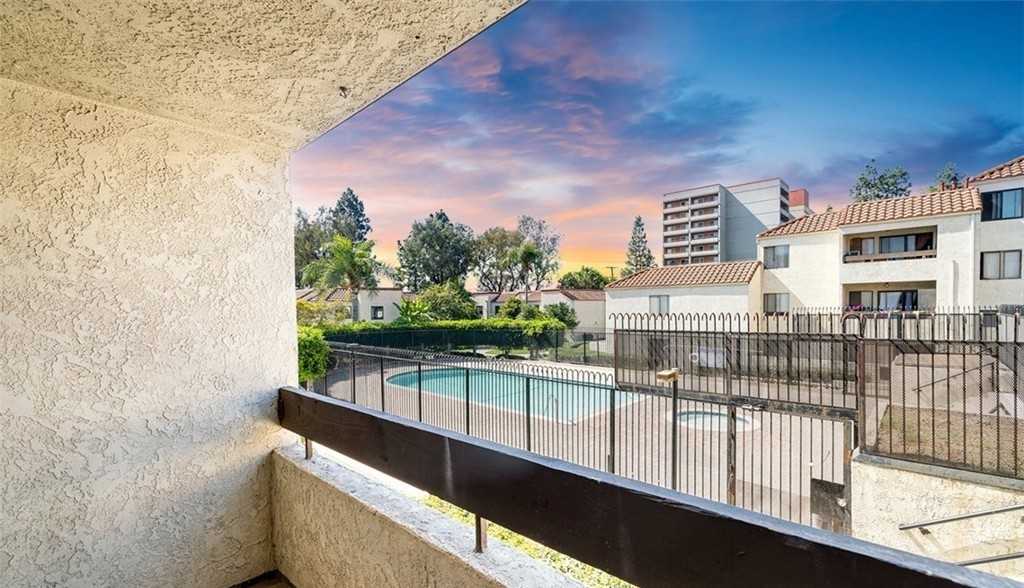 700 W 3Rd St - Photo 2 of 7