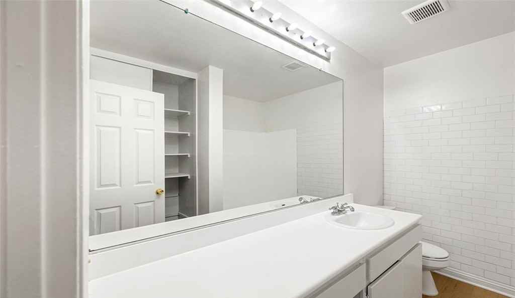 700 W 3Rd St - Photo 4 of 7