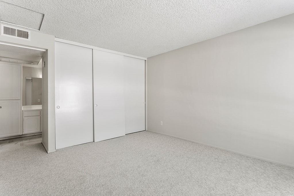 2827 S Fairview St - Photo 6 of 8