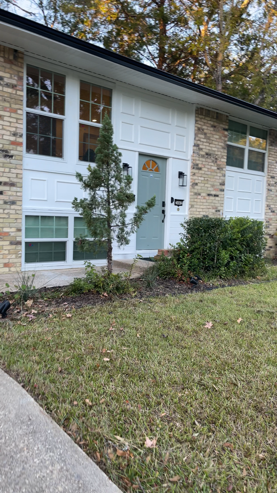 2442 E Devine St #B04 - Photo 2 of 3