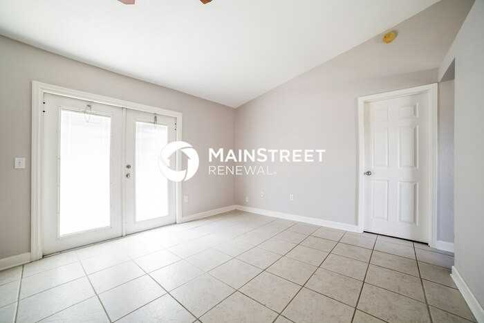 631 Blackstone Avenue - Photo 4 of 15