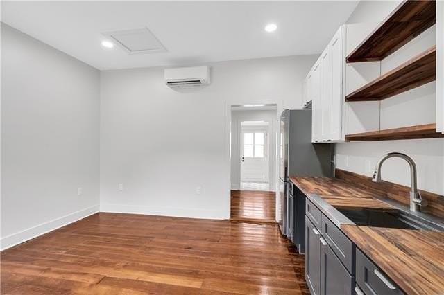 214 Eliza St - Photo 5 of 10