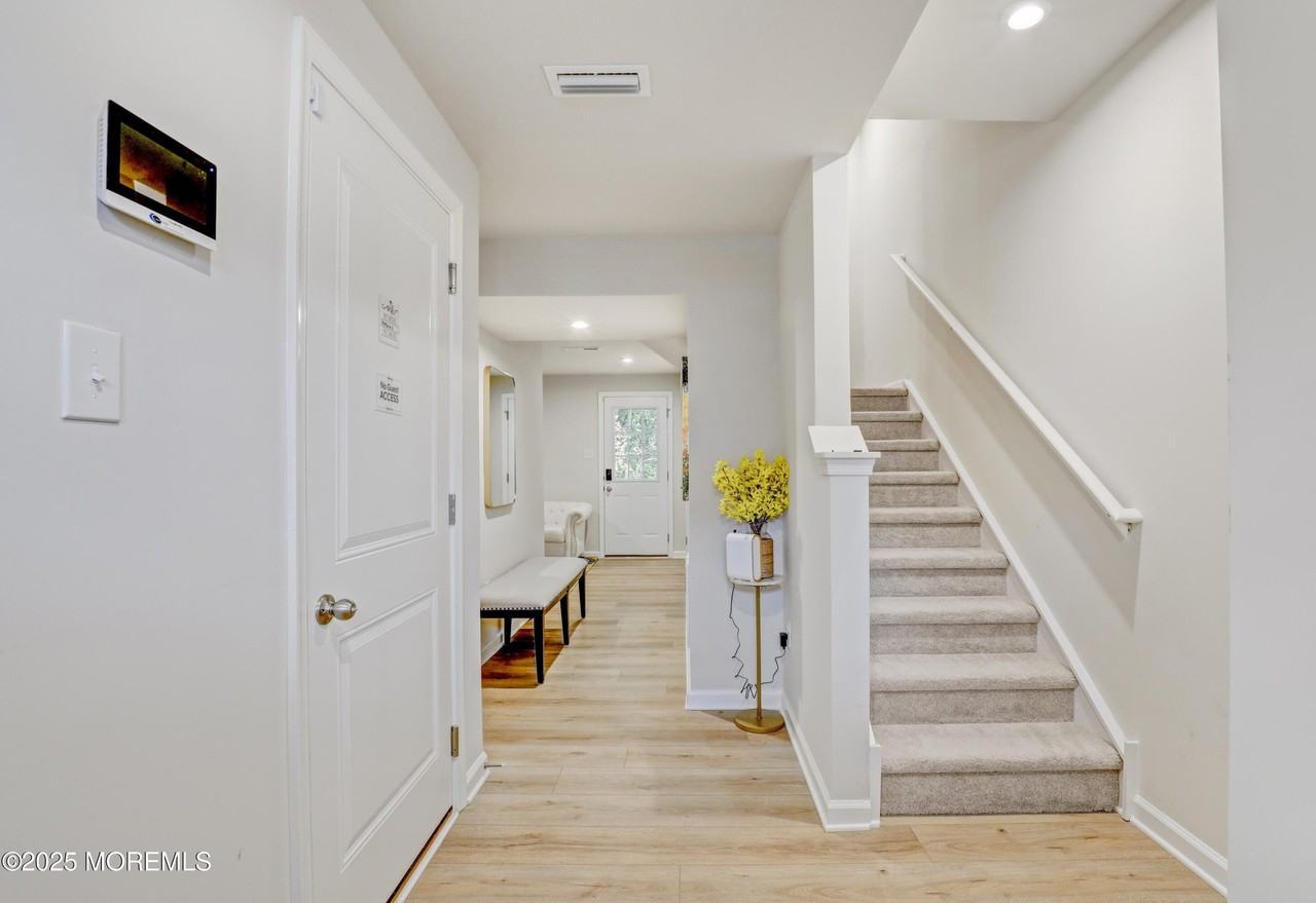 1001 Cyprus Ct - Photo 3 of 26