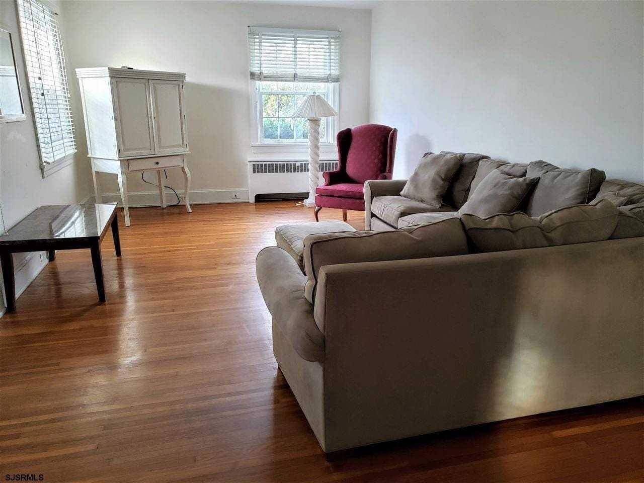 8606 Monmouth Ave - Photo 2 of 25