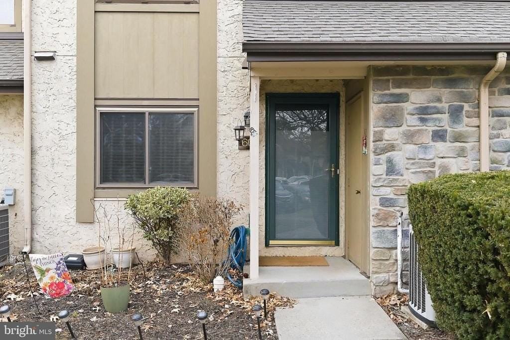 60 Hampshire Dr - Photo 2 of 46