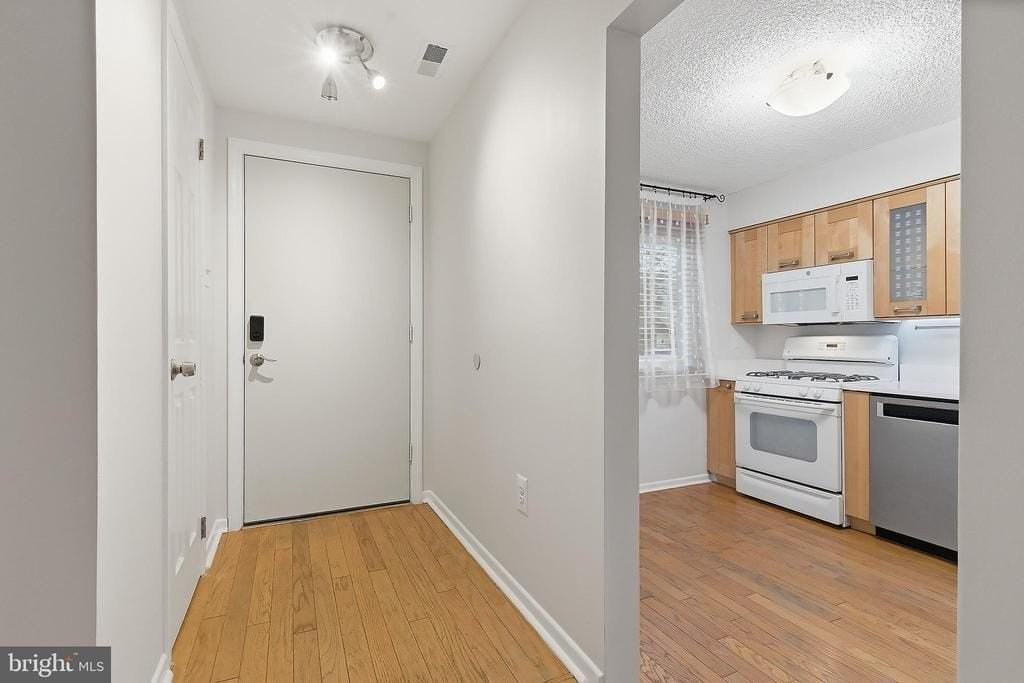 60 Hampshire Dr - Photo 3 of 46