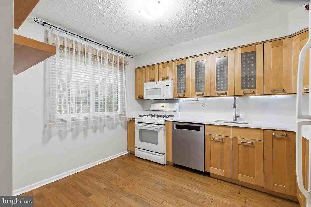 60 Hampshire Dr - Photo 4 of 46