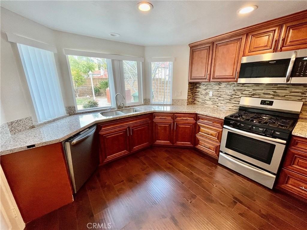 19705 Shadow Glen Circle - Photo 3 of 33