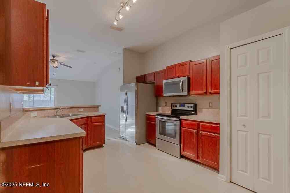 8038 Welbeck Ln - Photo 4 of 37