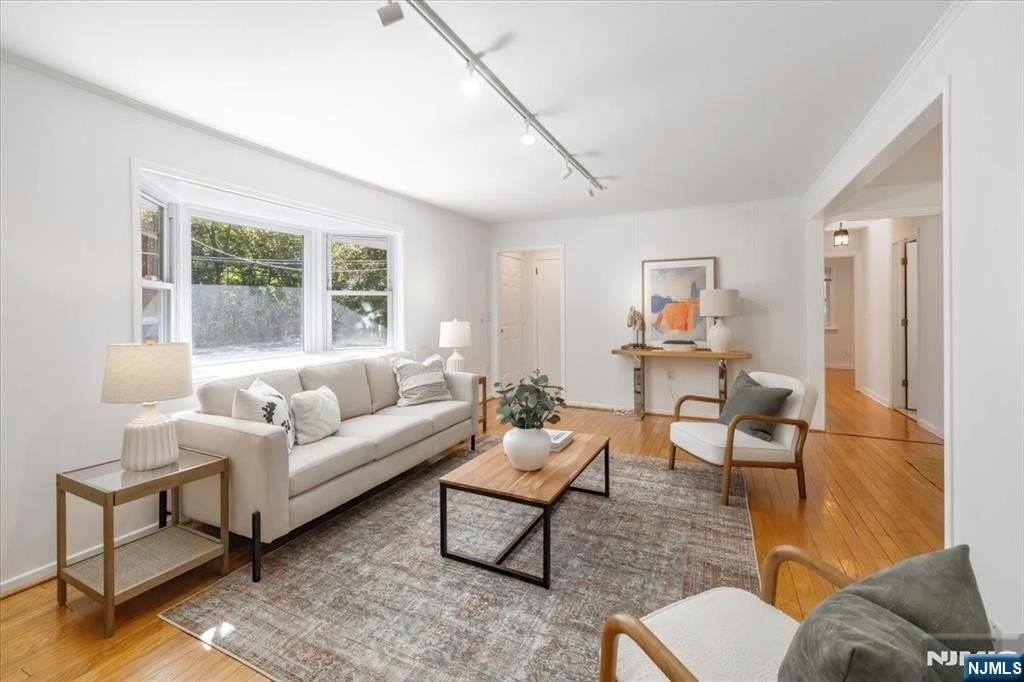 947 East Glen Avenue - Photo 4 of 30