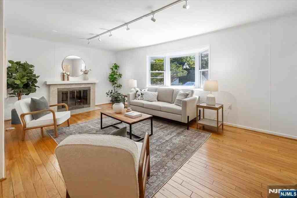 947 East Glen Avenue - Photo 6 of 30