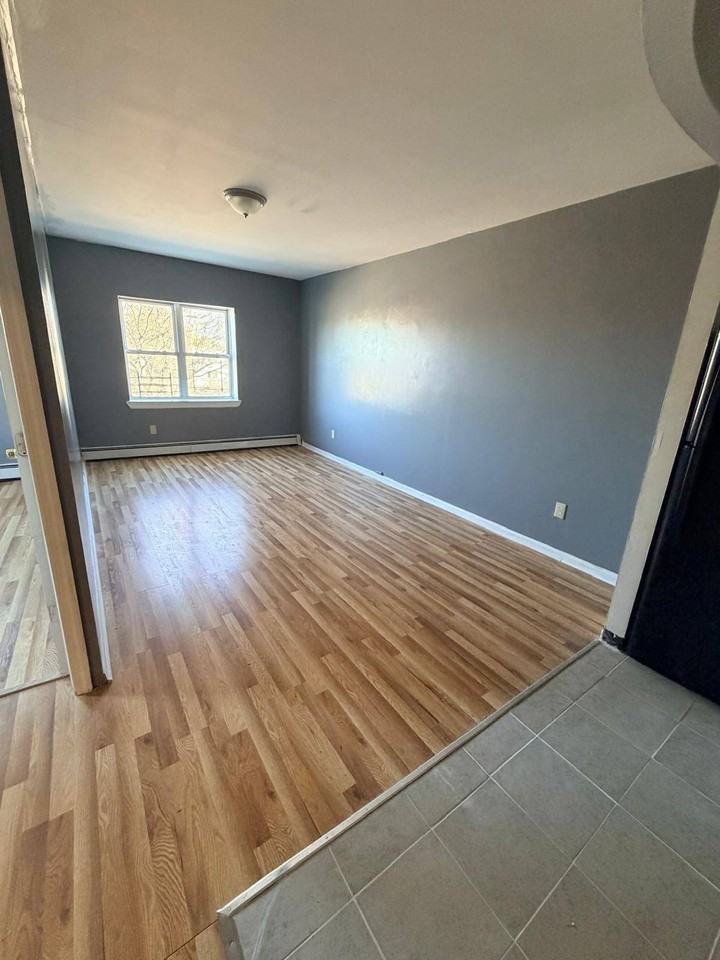 392 Montauk Ave #2 - Photo 7 of 20