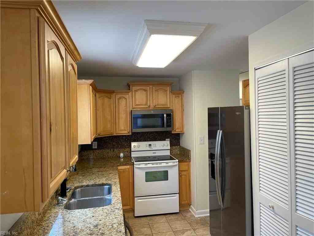 1010 77th St - Photo 6 of 35