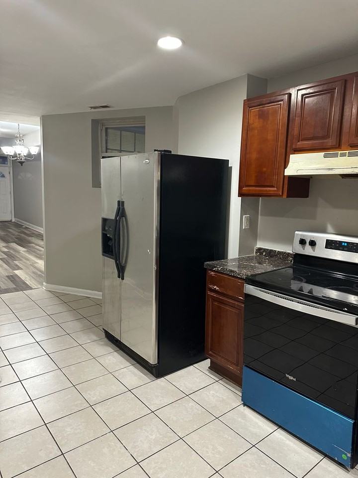 541 E 38th St - Photo 6 of 21