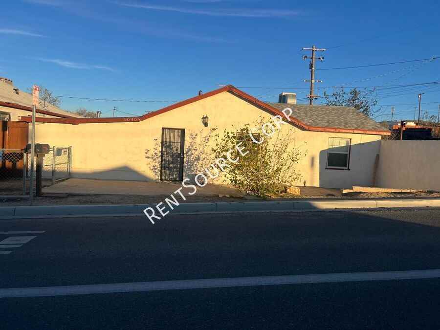 1040 1/2 Flora St - Photo 2 of 22