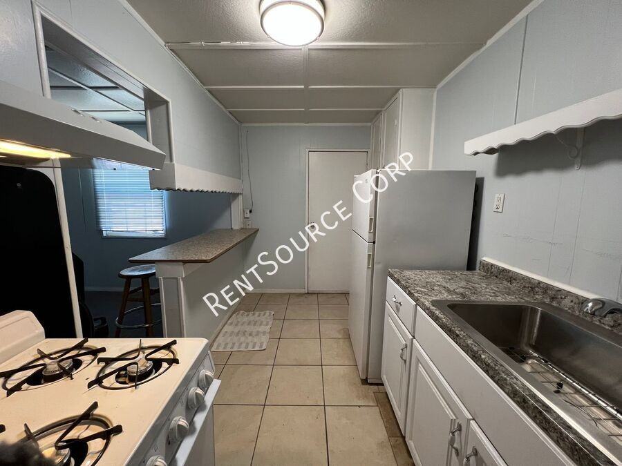 1040 1/2 Flora St - Photo 4 of 22