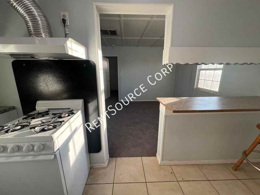 1040 1/2 Flora St - Photo 5 of 22