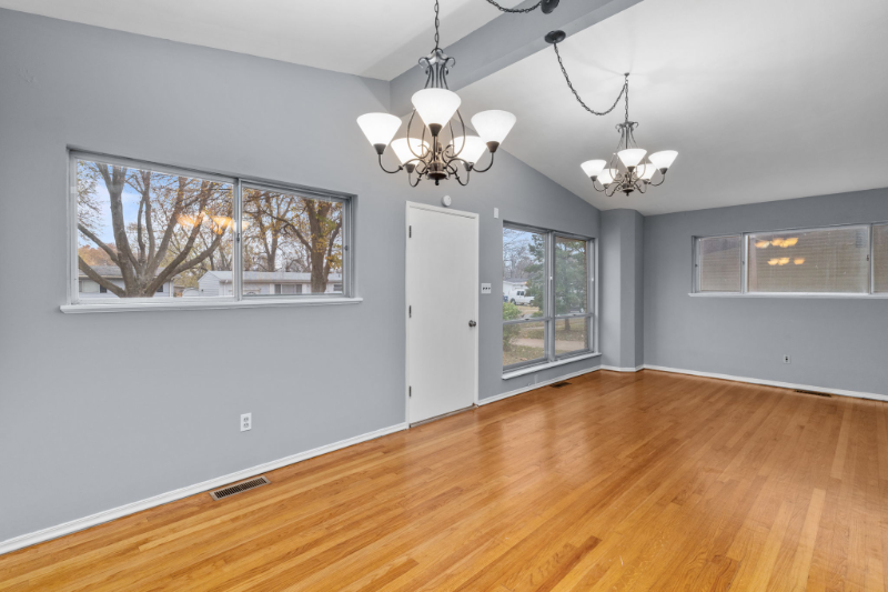 550 Versailles Dr - Photo 4 of 18