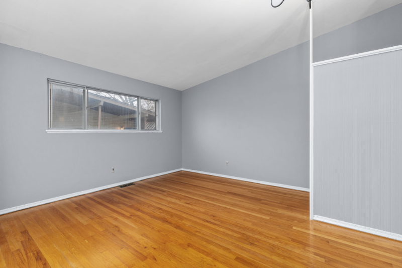 550 Versailles Dr - Photo 6 of 18