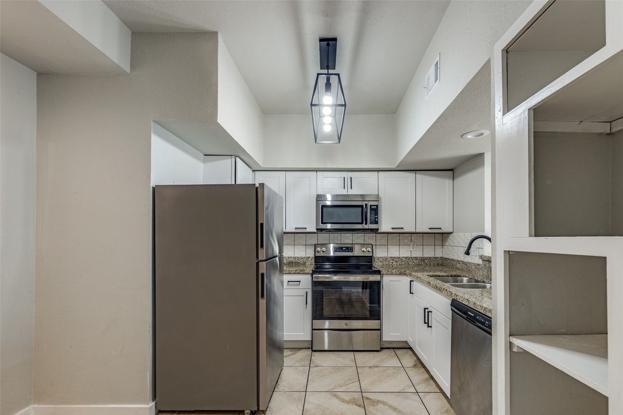 8725 Victorian Village Drive #8725 - Photo 3 of 29