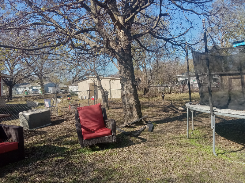 703 E 10th St - Photo 4 of 27