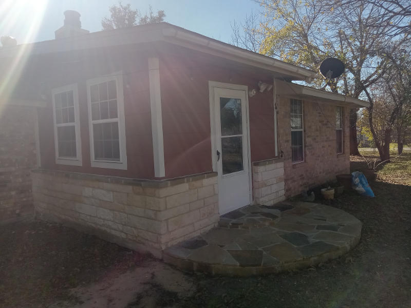 703 E 10th St - Photo 7 of 27